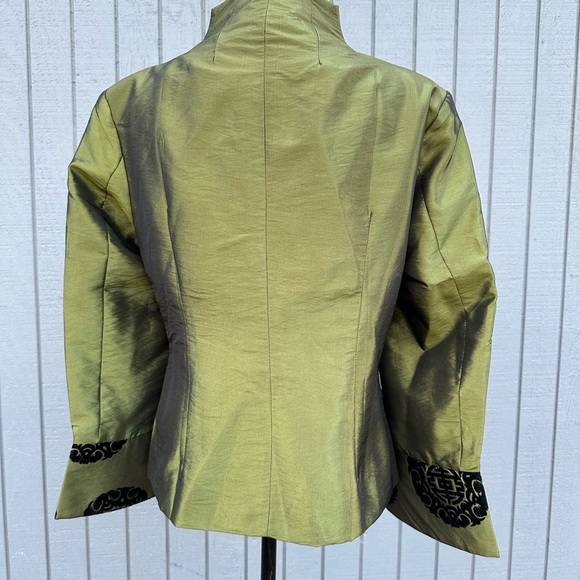 Gorgeous Green Silk Bouse - Picture 5 of 11